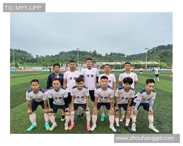 足球明星灿烂笑容展现赛场背后的坚韧与乐观精神 足球明星灿烂笑容展现赛场背后的坚韧与乐观精神