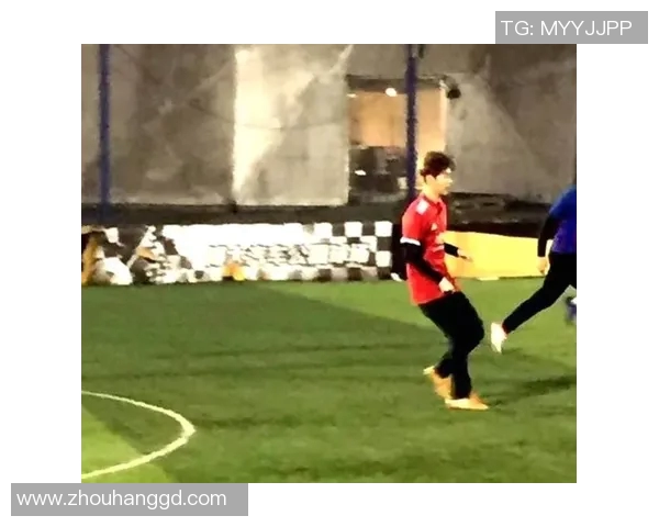 日本足球明星女友曝光恋情 甜蜜瞬间引发粉丝热议